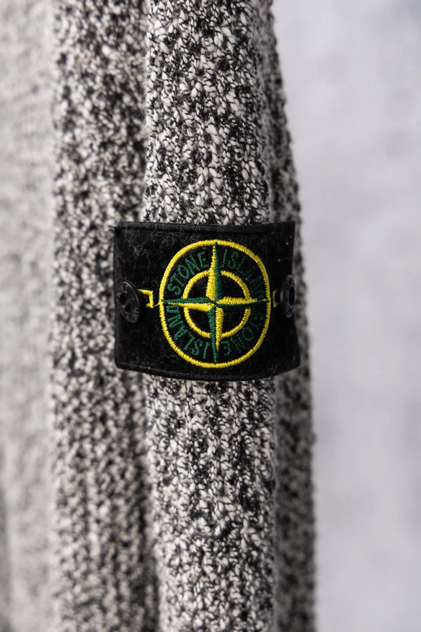 P370 STONE ISLAND 26 new autumn and winter sweater zipper armband jacket, warm and thick cardigan, same style for men and women!!! Stoneisland Coral Jacket🍂Knitted jacket is a must-have for autumn, easy to wear✨ Customized coral velvet fabric, super thick, very weighty, overall very warm and soft, ok to wear alone, with a white base inside = perfect match, simple and high-end feeling✨ Wear it casually and still feel relaxed, a must-have for fashionable men and women! Color: Premium Gray Size: S M L